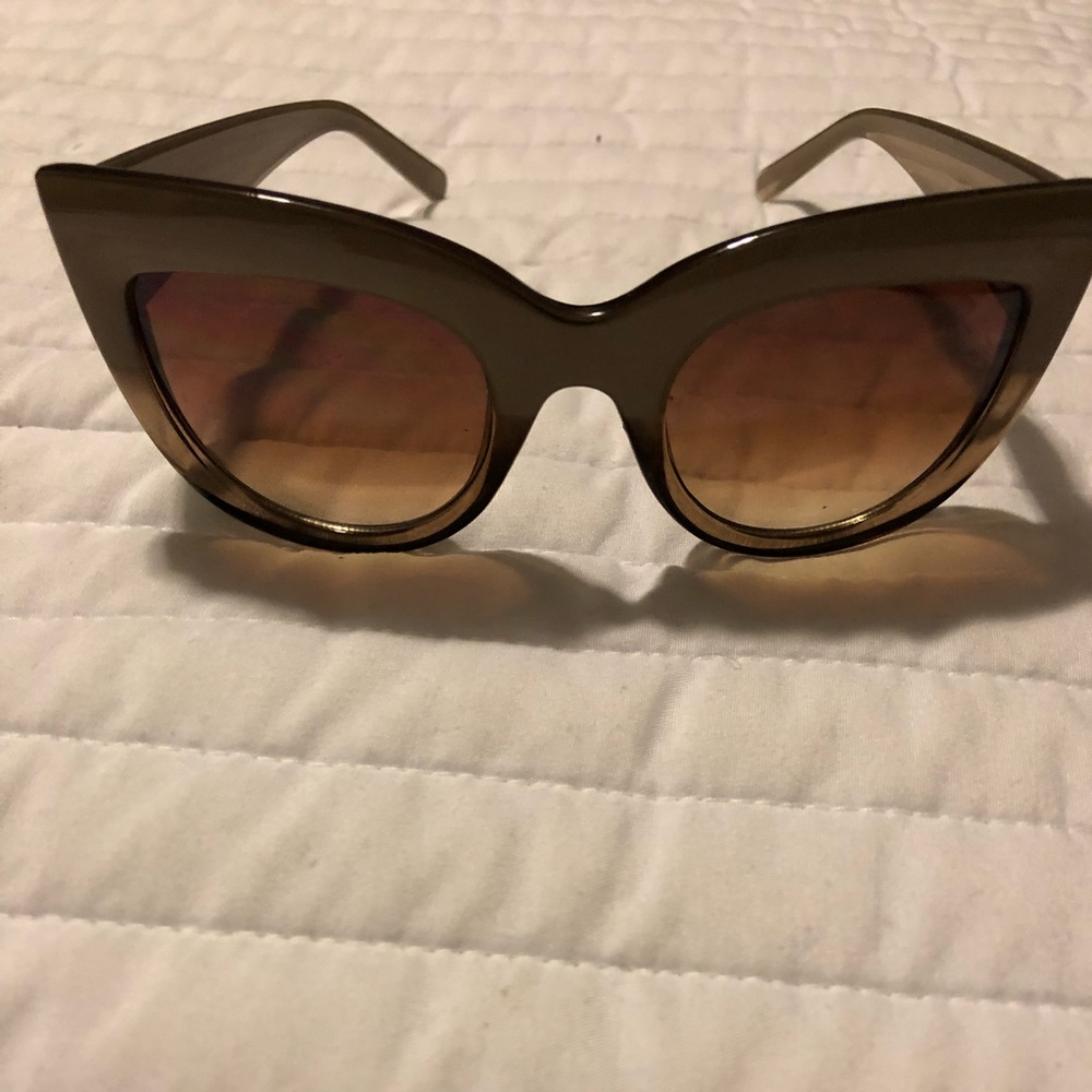 Cute tan cat eye sunglasses 🕶
